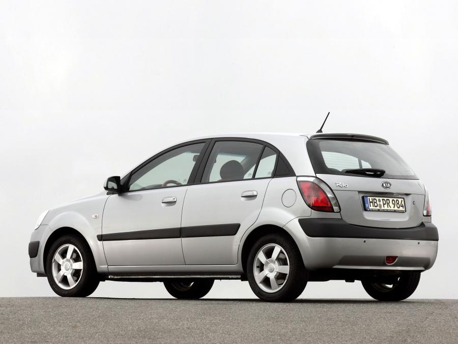  Kia Rio Hatchback 2005 года  (фото 23 из 39)